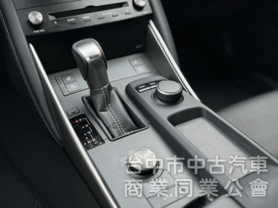 17年式！小改款！頂級版！ACC跟車！通風椅 盲點 三眼LED頭燈 電視 天窗！原鈑件！可全貸！大甲在地深耕30年老店！