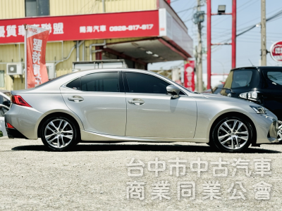 17年式！小改款！頂級版！ACC跟車！通風椅 盲點 三眼LED頭燈 電視 天窗！原鈑件！可全貸！大甲在地深耕30年老店！