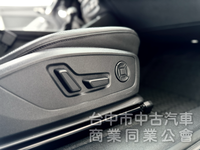 一手車！僅跑3萬！原廠保養！新車保固中！ACC跟車 盲點 環景 腳踢尾門 CarPlay！原鈑件！台中在地30年老店！