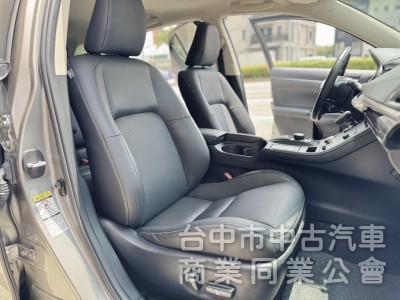 僅跑3萬！末代改款！18年式！油電小掀背！ACC跟車！10安！記憶電動椅！車道偏移！原鈑件！可全貸！大甲在地30年老店！