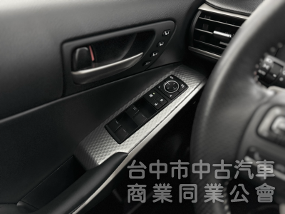 17年式！F Sport版！小改款！ACC跟車！雙電動通風椅！三眼LED頭燈！導航電視！可全貸！台中在地深耕30年老店！