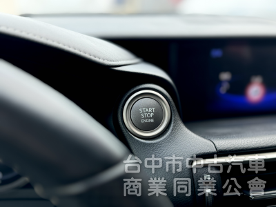 17年式！F Sport版！小改款！ACC跟車！雙電動通風椅！三眼LED頭燈！導航電視！可全貸！台中在地深耕30年老店！