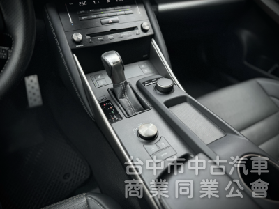 17年式！F Sport版！小改款！ACC跟車！雙電動通風椅！三眼LED頭燈！導航電視！可全貸！台中在地深耕30年老店！