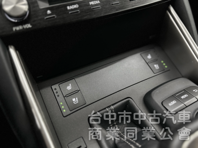 17年式！F Sport版！小改款！ACC跟車！雙電動通風椅！三眼LED頭燈！導航電視！可全貸！台中在地深耕30年老店！