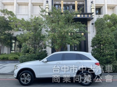 2016 Mercedes-Benz GLC 300 豪華內裝＋2.0渦輪引擎，動力順暢、操控靈敏，都市通勤假日出遊皆可