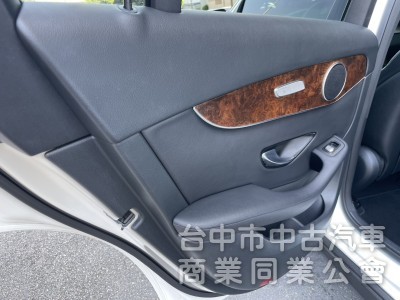 2016 Mercedes-Benz GLC 300 豪華內裝＋2.0渦輪引擎，動力順暢、操控靈敏，都市通勤假日出遊皆可