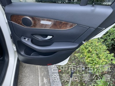 2016 Mercedes-Benz GLC 300 豪華內裝＋2.0渦輪引擎，動力順暢、操控靈敏，都市通勤假日出遊皆可