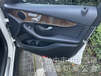2016 Mercedes-Benz GLC 300 豪華內裝＋2.0渦輪引擎，動力順暢、操控靈敏，都市通勤假日出遊皆可