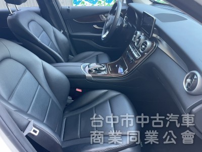 2016 Mercedes-Benz GLC 300 豪華內裝＋2.0渦輪引擎，動力順暢、操控靈敏，都市通勤假日出遊皆可