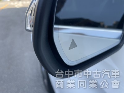 2016 Mercedes-Benz GLC 300 豪華內裝＋2.0渦輪引擎，動力順暢、操控靈敏，都市通勤假日出遊皆可