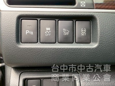 TOYOTA 豐田 CAMRY HYBRID 原鈑件、尊爵版、大型房車、質感首選。