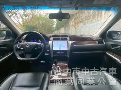 TOYOTA 豐田 CAMRY HYBRID 原鈑件、尊爵版、大型房車、質感首選。