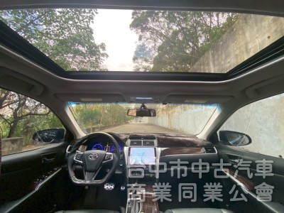 TOYOTA 豐田 CAMRY HYBRID 原鈑件、尊爵版、大型房車、質感首選。