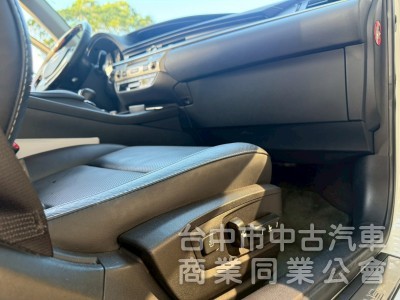 豪華大型房車、豪華舒適、質感首選、綿密V6引擎。