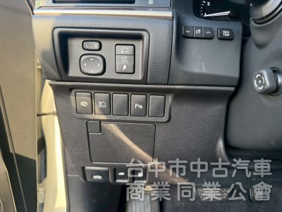 豪華大型房車、豪華舒適、質感首選、綿密V6引擎。