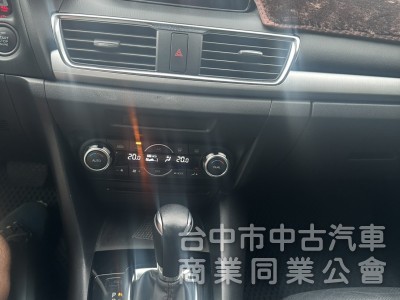 2016年Mazda 3 五門 2.0頂級型新車價格：88.9 重點配備：LED曰行燈 HID氙氣頭燈 LED尾燈 天窗
