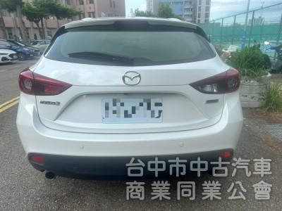 2016年Mazda 3 五門 2.0頂級型新車價格：88.9 重點配備：LED曰行燈 HID氙氣頭燈 LED尾燈 天窗