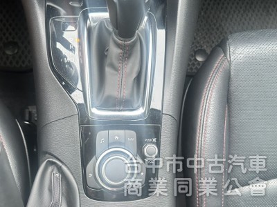 2016年Mazda 3 五門 2.0頂級型新車價格：88.9 重點配備：LED曰行燈 HID氙氣頭燈 LED尾燈 天窗