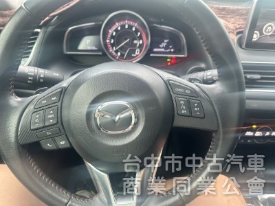 2016年Mazda 3 五門 2.0頂級型新車價格：88.9 重點配備：LED曰行燈 HID氙氣頭燈 LED尾燈 天窗
