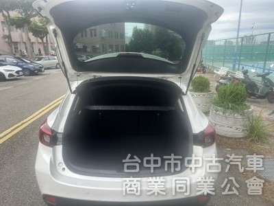 2016年Mazda 3 五門 2.0頂級型新車價格：88.9 重點配備：LED曰行燈 HID氙氣頭燈 LED尾燈 天窗