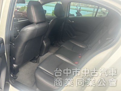 2016年Mazda 3 五門 2.0頂級型新車價格：88.9 重點配備：LED曰行燈 HID氙氣頭燈 LED尾燈 天窗