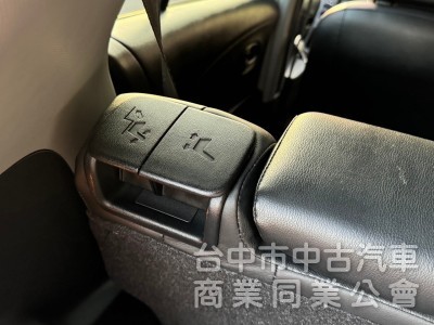 2011 Yaris 1.5 G 跑十萬