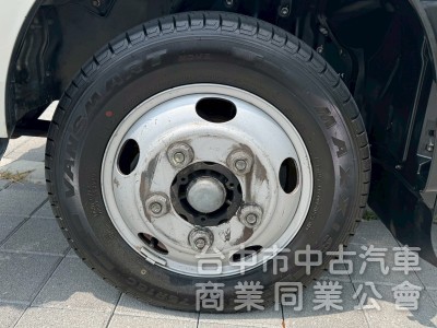 2017 Hino 300 跑37萬 11.5呎