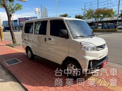 2023 A180自排 八人座 跑兩萬公里