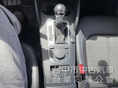 小改款 Audi A3 Sportback 30TFSI 金屬藍搭皮質與布織布黑內裝 正一手 原鈑件 低里程 無菸車 