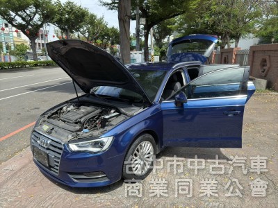 小改款 Audi A3 Sportback 30TFSI 金屬藍搭皮質與布織布黑內裝 正一手 原鈑件 低里程 無菸車 