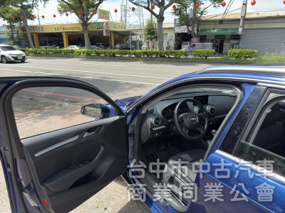 小改款 Audi A3 Sportback 30TFSI 金屬藍搭皮質與布織布黑內裝 正一手 原鈑件 低里程 無菸車 