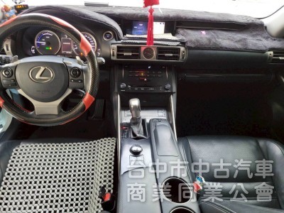2013 年 IS300H 頂級NAVI版 里程16萬，天窗，雙電動椅，雙區恆溫， 定速，大電池更換過，原鈑件，全額貸款