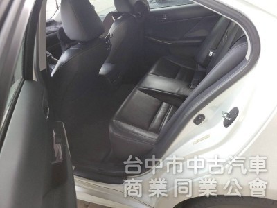 2013 年 IS300H 頂級NAVI版 里程16萬，天窗，雙電動椅，雙區恆溫， 定速，大電池更換過，原鈑件，全額貸款