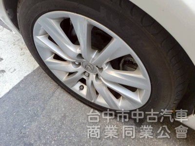 2013 年 IS300H 頂級NAVI版 里程16萬，天窗，雙電動椅，雙區恆溫， 定速，大電池更換過，原鈑件，全額貸款