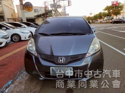 2014年 Fit 2.5代 恆溫，定速，快撥鍵，一手媽媽車，無抽煙，內裝飽滿，底盤安靜，車況超優。