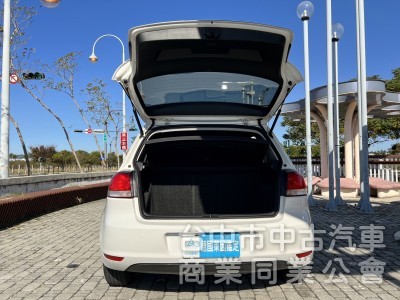 車壇極具代表性的鋼砲車款 為操控及安全而生 六代的外觀 讓Golf更具肌肉張力 平均油耗 14.5公里/公升原車況無待修