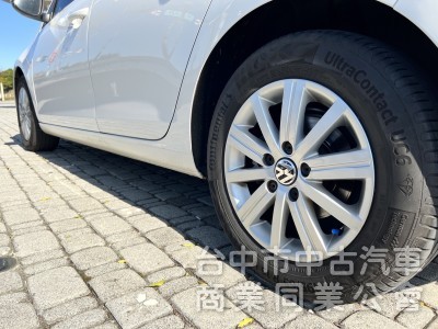 車壇極具代表性的鋼砲車款 為操控及安全而生 六代的外觀 讓Golf更具肌肉張力 平均油耗 14.5公里/公升原車況無待修