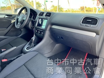 車壇極具代表性的鋼砲車款 為操控及安全而生 六代的外觀 讓Golf更具肌肉張力 平均油耗 14.5公里/公升原車況無待修