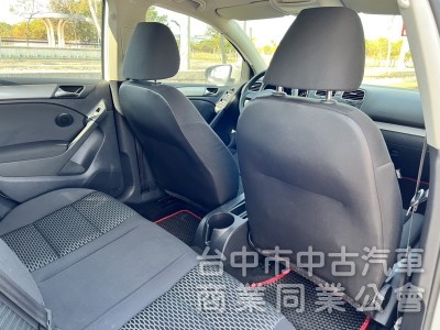 車壇極具代表性的鋼砲車款 為操控及安全而生 六代的外觀 讓Golf更具肌肉張力 平均油耗 14.5公里/公升原車況無待修
