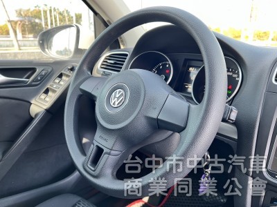 車壇極具代表性的鋼砲車款 為操控及安全而生 六代的外觀 讓Golf更具肌肉張力 平均油耗 14.5公里/公升原車況無待修