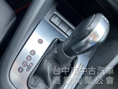 車壇極具代表性的鋼砲車款 為操控及安全而生 六代的外觀 讓Golf更具肌肉張力 平均油耗 14.5公里/公升原車況無待修