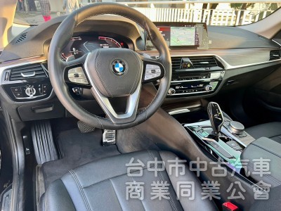 2020 BMW G30 520i M-look 5AU 數位儀表