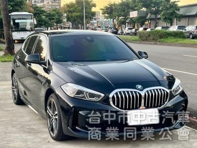 2021年 BMW  118i  1.5 跟車系統  