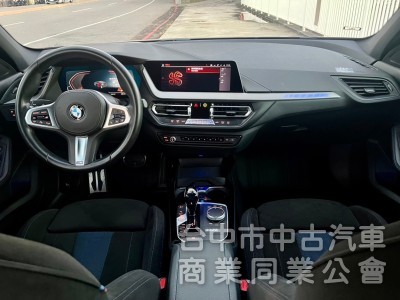 2021年 BMW  118i  1.5 跟車系統  