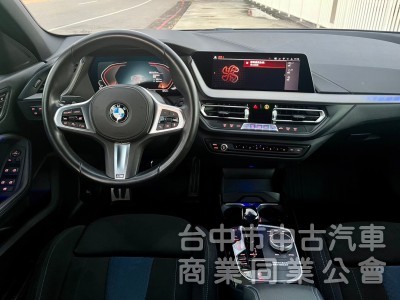 2021年 BMW  118i  1.5 跟車系統  