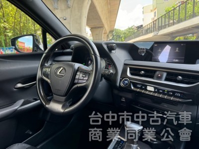 2021．Lexus．UX250h．鈦色