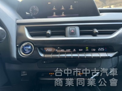 2021．Lexus．UX250h．鈦色