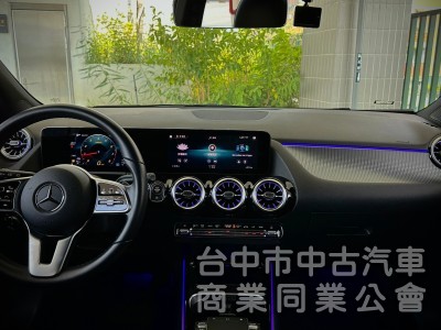 2021．Benz．GLA180．白色