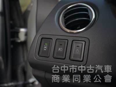里程保證 免鑰匙啟動車門鎖 駕駛座電動調整 光感應自動頭燈 可全額貸款