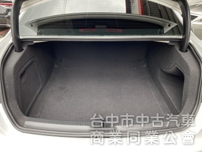 2015年式 AUDI  A4  25 TFSI  Urban 原鈑件 恆溫 電動座椅 HID頭燈 紳士的品味 稀有釋出